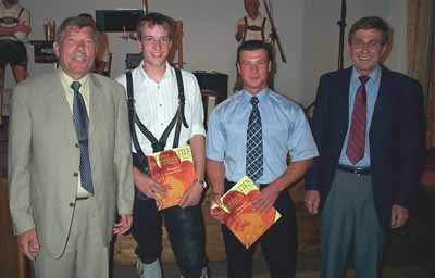 Klicken zum vergrößern! Gut zu lachen hatten die Prüfungsbesten Manfred Epp (2.v.li.) und André Schwarzer nach ihrer Auszeichnung durch Direktor Kurt Franz (links) und Lehrgangsleiter Thomas Annies (rechts).